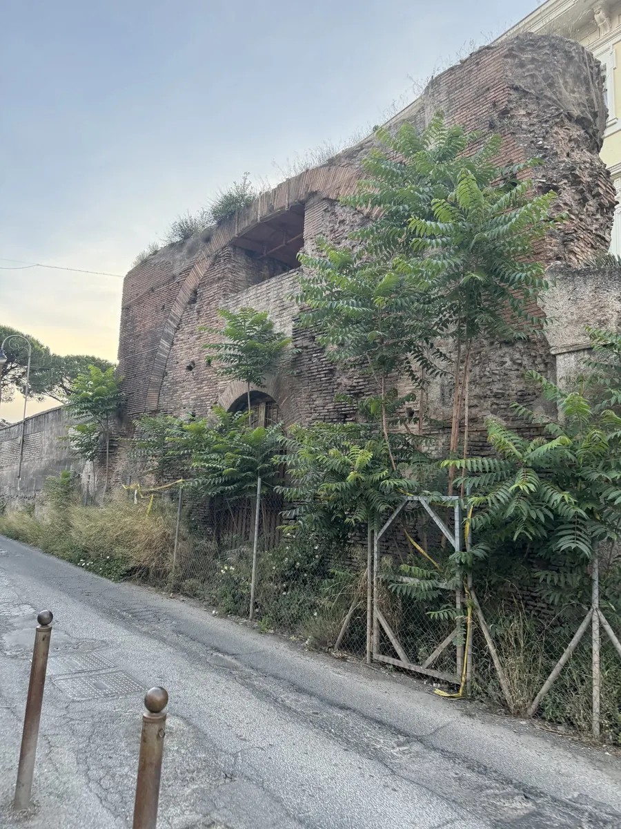 Day 1, 20:04, Aurelian Wall and Roman arches on the way to the Colosseum