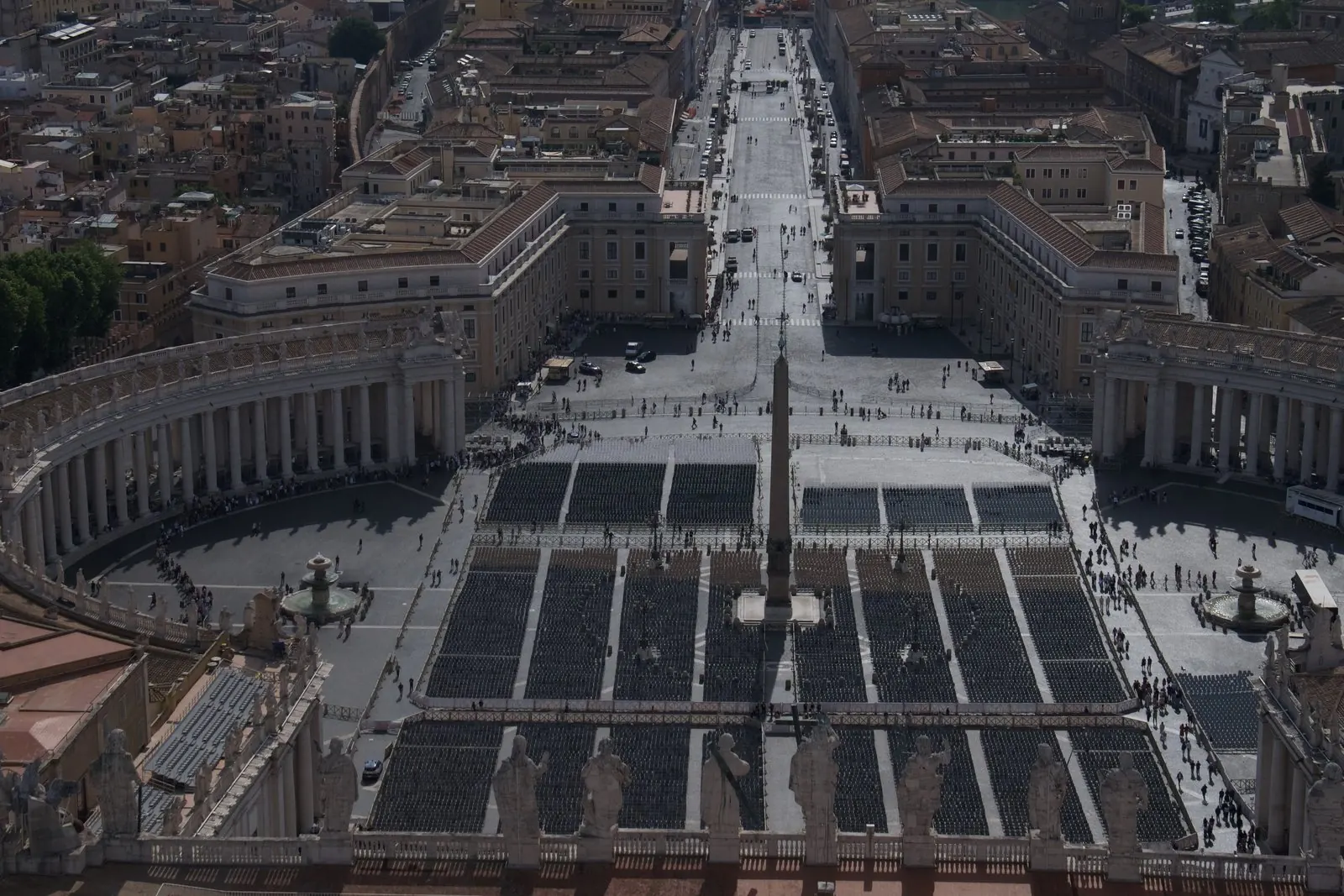 St. Peter's Square seen from the top of the dome: the colonnade's two curved arms, the obelisk and the long avenue toward the river
