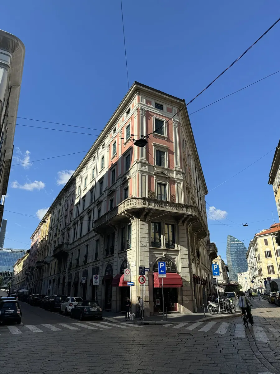 Day 9, 18:15, Brera streets and courtyard