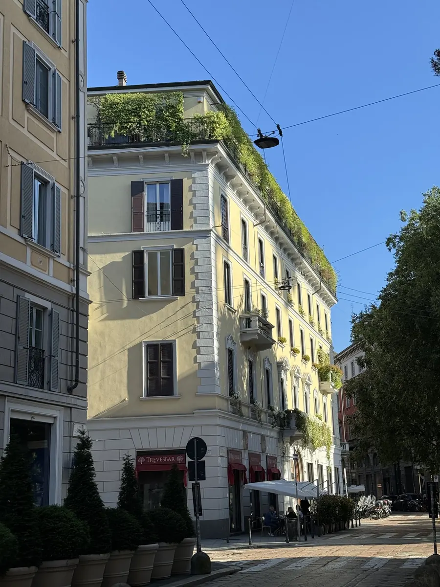 Day 9, 18:20, Brera streets and courtyard